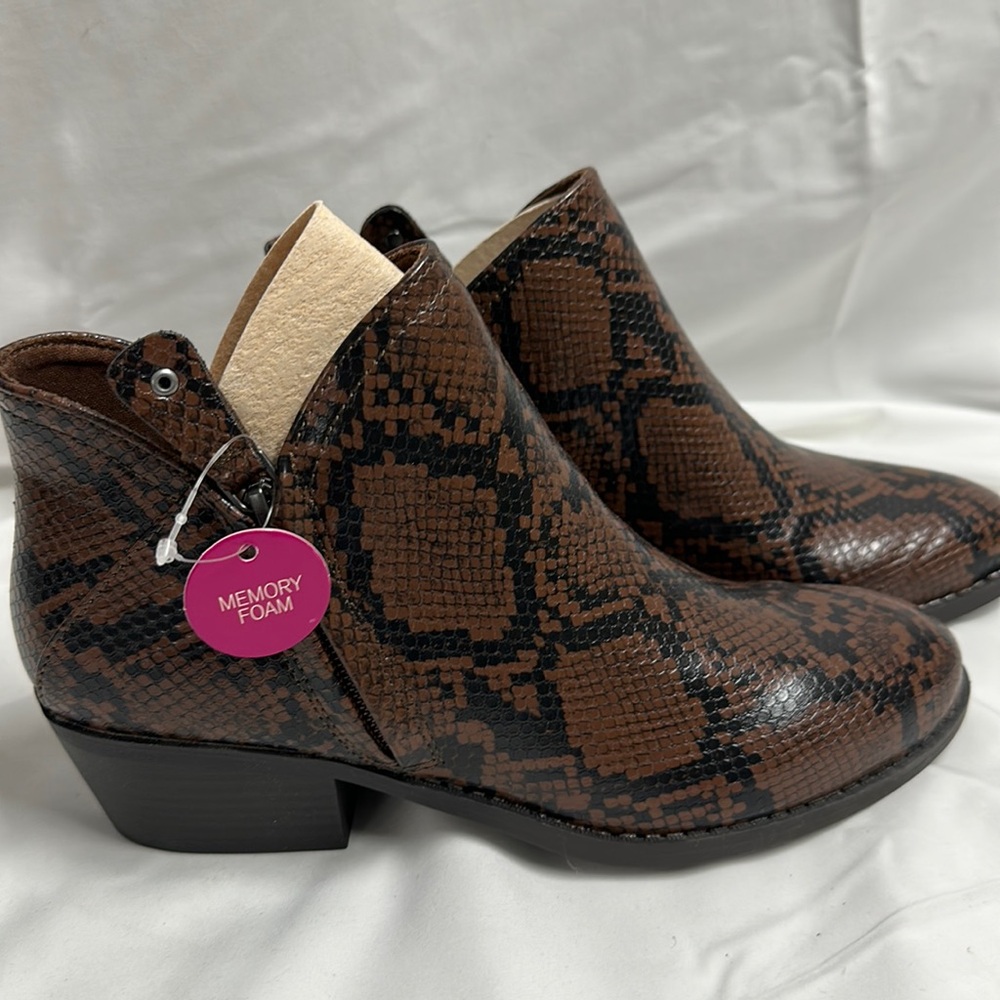 SO Angelfish Women’s Shies/Boots Brown snake Size 7.5 New In Box